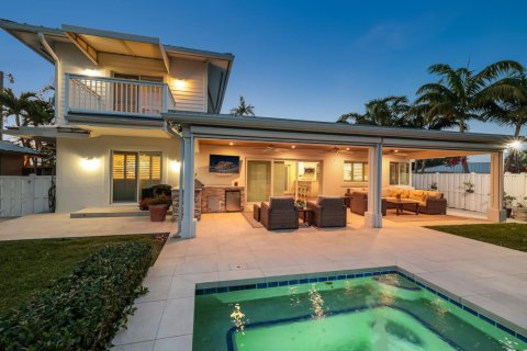 House in Wilton Manors, Florida 2 bedrooms, 197.6 sq.m. № 1097672 - photo 1