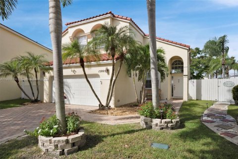 Купить виллу или дом в Пемброк-Пайнс, Флорида 3 спальни, 196.3м2, № 1954281 - фото 1