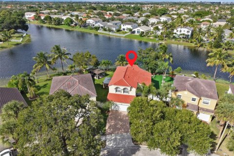 Купить виллу или дом в Пемброк-Пайнс, Флорида 3 спальни, 196.3м2, № 1954281 - фото 2