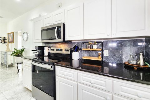 House in Lakeland, Florida 4 bedrooms, 223.52 sq.m. № 1616483 - photo 6