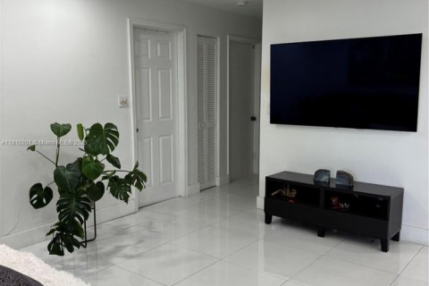 Casa en venta en Miami, Florida, 3 dormitorios, 155.98 m2 № 1790829 - foto 22