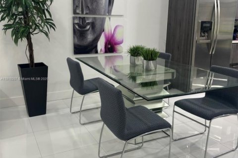 Casa en venta en Miami, Florida, 3 dormitorios, 155.98 m2 № 1790829 - foto 5