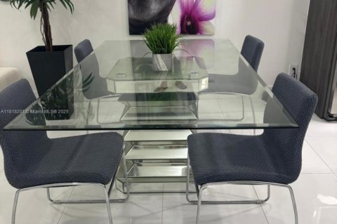 Casa en venta en Miami, Florida, 3 dormitorios, 155.98 m2 № 1790829 - foto 3