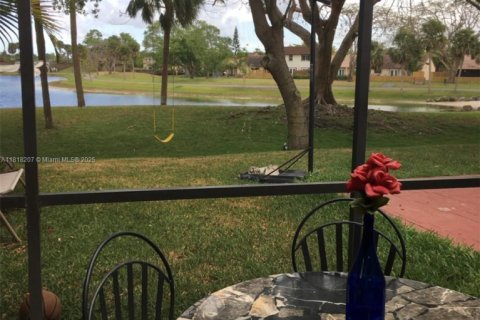 Casa en venta en Miami, Florida, 3 dormitorios, 155.98 m2 № 1790829 - foto 1