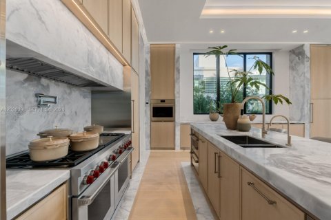 House in Miami Beach, Florida 7 bedrooms, 771.09 sq.m. № 2189764 - photo 27