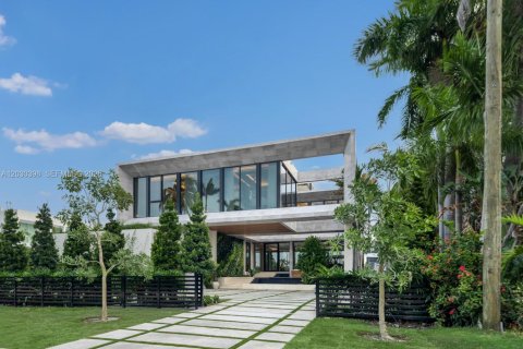 House in Miami Beach, Florida 7 bedrooms, 771.09 sq.m. № 2189764 - photo 3