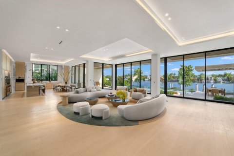 House in Miami Beach, Florida 7 bedrooms, 771.09 sq.m. № 2189764 - photo 13