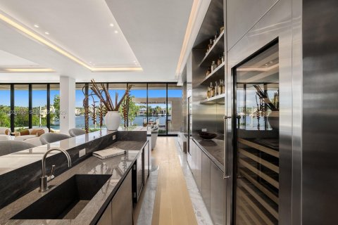 House in Miami Beach, Florida 7 bedrooms, 771.09 sq.m. № 2189764 - photo 19
