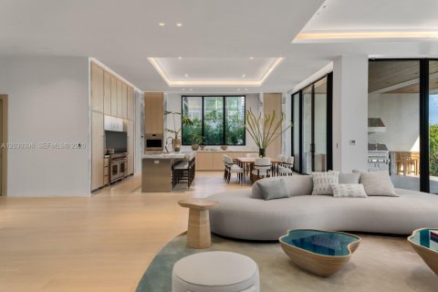 House in Miami Beach, Florida 7 bedrooms, 771.09 sq.m. № 2189764 - photo 17