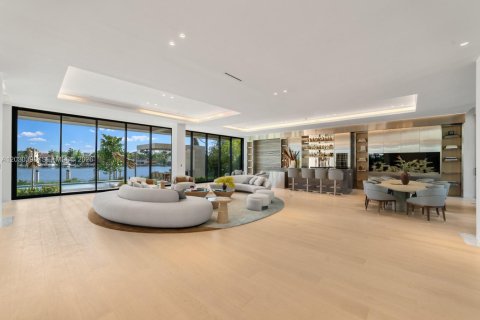 House in Miami Beach, Florida 7 bedrooms, 771.09 sq.m. № 2189764 - photo 11
