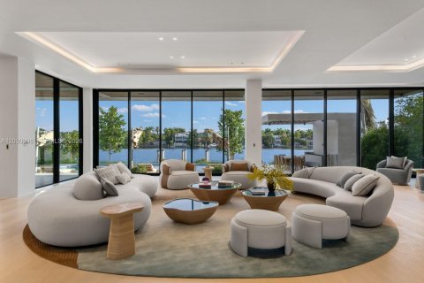 House in Miami Beach, Florida 7 bedrooms, 771.09 sq.m. № 2189764 - photo 12