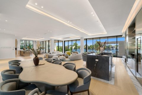 House in Miami Beach, Florida 7 bedrooms, 771.09 sq.m. № 2189764 - photo 22