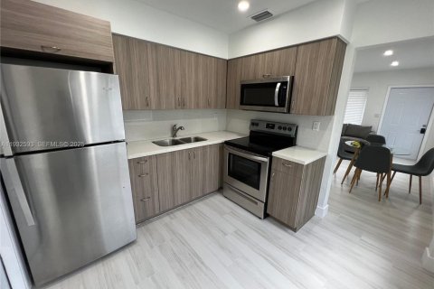 Снять в аренду виллу или дом в Холливуд, Флорида 2 спальни, 88.26м2, № 1991283 - фото 2