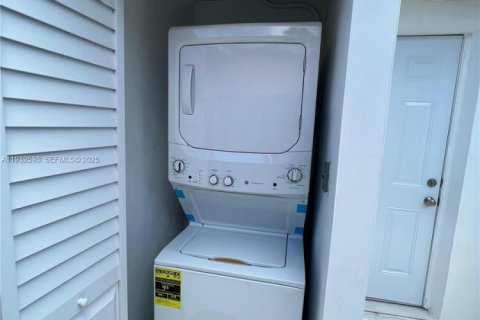 Снять в аренду виллу или дом в Холливуд, Флорида 2 спальни, 88.26м2, № 1991283 - фото 9