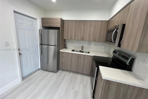 Снять в аренду виллу или дом в Холливуд, Флорида 2 спальни, 88.26м2, № 1991283 - фото 3