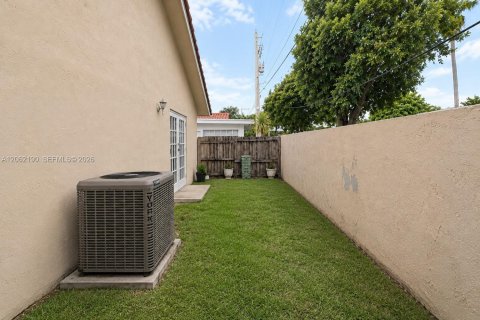 House in Miami, Florida 3 bedrooms, 129.04 sq.m. № 2192095 - photo 19