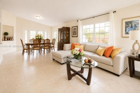 House in Miami, Florida 3 bedrooms, 129.04 sq.m. № 2192095 - photo 2