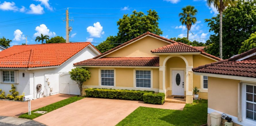 House in Miami, Florida 3 bedrooms, 129.04 sq.m. № 2192095