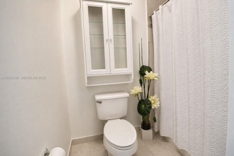 House in Miami, Florida 3 bedrooms, 129.04 sq.m. № 2192095 - photo 20