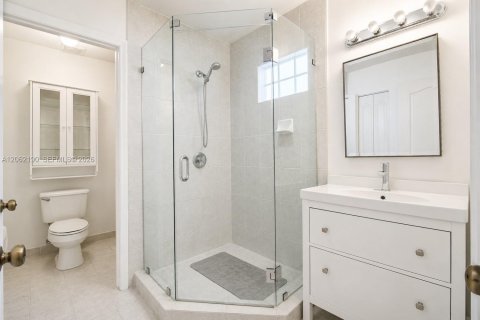 House in Miami, Florida 3 bedrooms, 129.04 sq.m. № 2192095 - photo 5