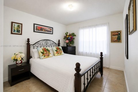 House in Miami, Florida 3 bedrooms, 129.04 sq.m. № 2192095 - photo 10