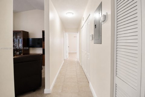 House in Miami, Florida 3 bedrooms, 129.04 sq.m. № 2192095 - photo 12