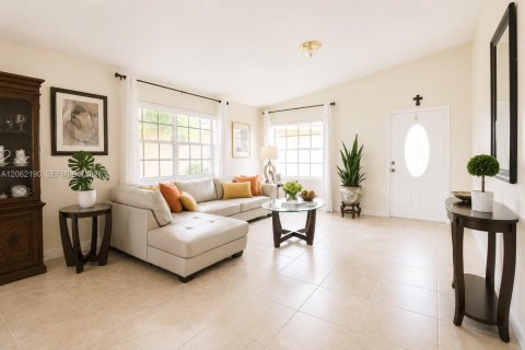House in Miami, Florida 3 bedrooms, 129.04 sq.m. № 2192095 - photo 17