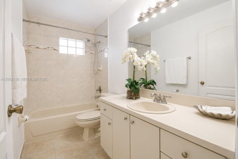 House in Miami, Florida 3 bedrooms, 129.04 sq.m. № 2192095 - photo 6