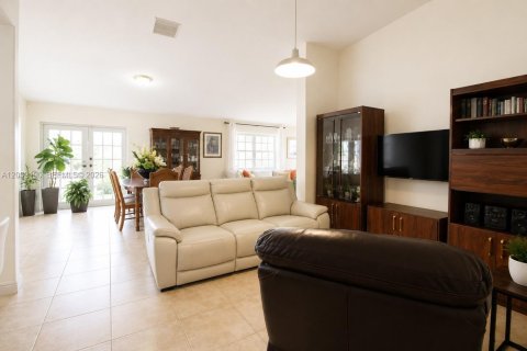 House in Miami, Florida 3 bedrooms, 129.04 sq.m. № 2192095 - photo 22