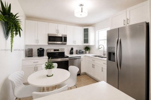 House in Miami, Florida 3 bedrooms, 129.04 sq.m. № 2192095 - photo 3