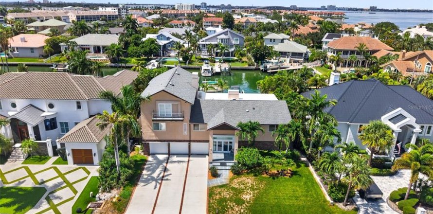 Casa en Saint Petersburg, Florida 4 dormitorios, 404.12 m2 № 2203912