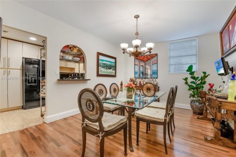 Condominio en venta en Coral Gables, Florida, 2 dormitorios, 140.28 m2 № 2000799 - foto 5