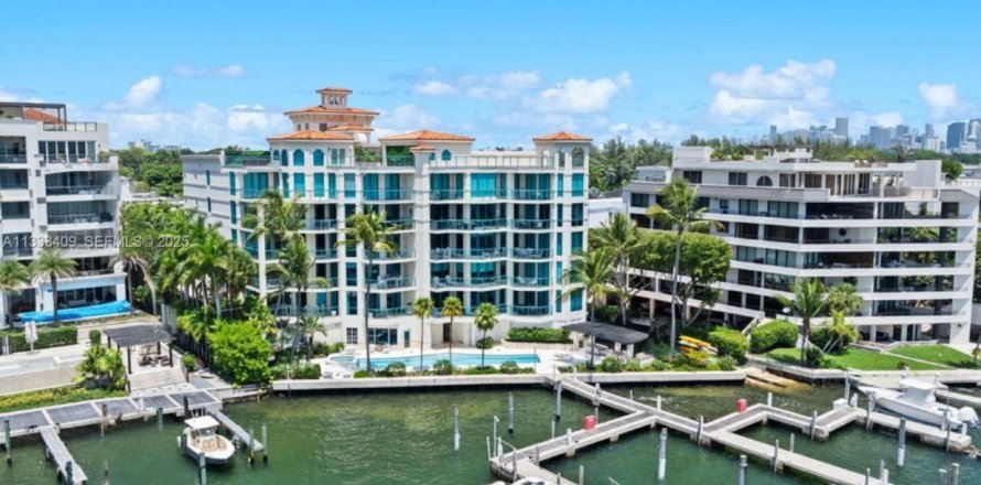 Кондоминиум с 3 спальнями в Майами, Флорида № 2062509