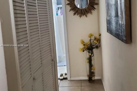 Condo in North Miami Beach, Florida, 1 bedroom  № 1706949 - photo 9