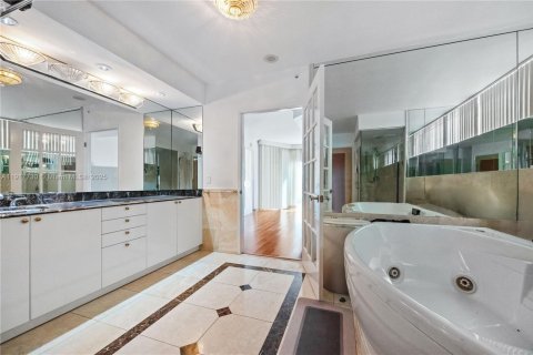 Condo in Sunny Isles Beach, Florida, 3 bedrooms  № 1972333 - photo 11