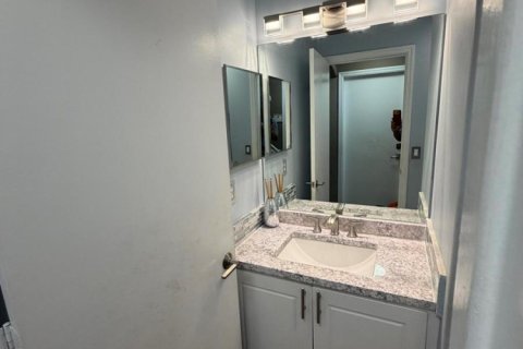 House in Lake Worth, Florida 3 bedrooms, 150.69 sq.m. № 2181740 - photo 11
