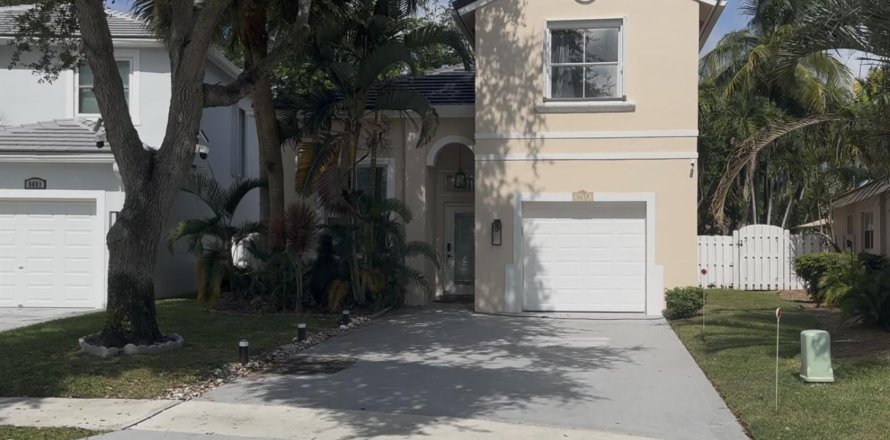 House in Lake Worth, Florida 3 bedrooms, 150.69 sq.m. № 2181740