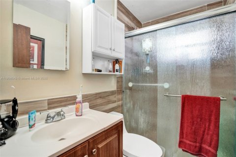 Villa ou maison à vendre à Pembroke Pines, Floride: 4 chambres, 169.08 m2 № 1964323 - photo 16