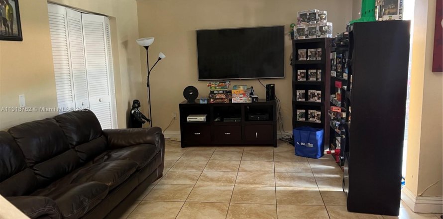 Condo in Miami, Florida, 3 bedrooms  № 2042212