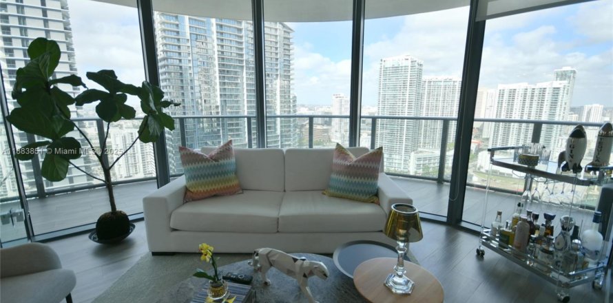Condominio en Miami, Florida, 3 dormitorios  № 2013389