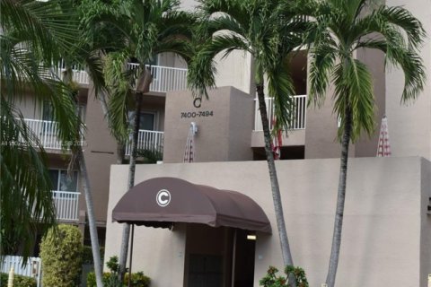 Condominio en venta en Tamarac, Florida, 2 dormitorios, 112.88 m2 № 1953832 - foto 1