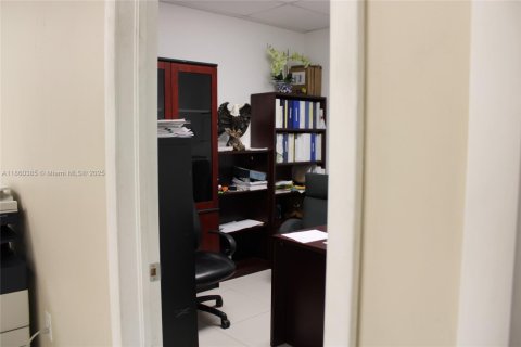 Propiedad comercial en venta en Miami Lakes, Florida № 1887746 - foto 6
