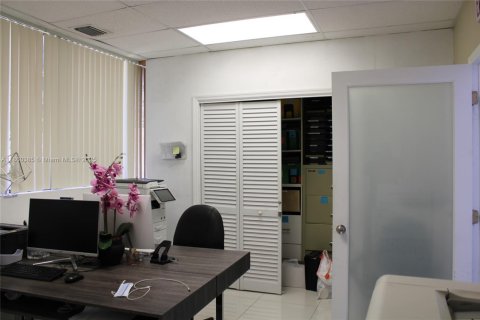 Propiedad comercial en venta en Miami Lakes, Florida № 1887746 - foto 3