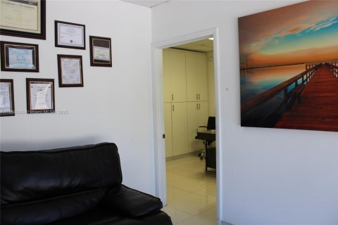 Propiedad comercial en venta en Miami Lakes, Florida № 1887746 - foto 1