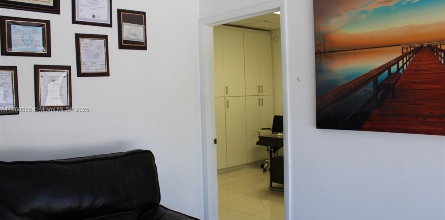 Propiedad comercial en Miami Lakes, Florida № 1887746