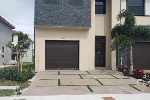 Таунхаус в Майами-Лейкс, Флорида 4 спальни, 177.26м2 № 2056194