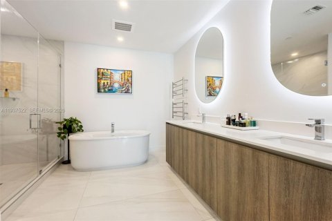 Condo in Sunny Isles Beach, Florida, 2 bedrooms  № 1998244 - photo 16