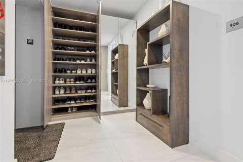 Condo in Sunny Isles Beach, Florida, 2 bedrooms  № 1998244 - photo 11