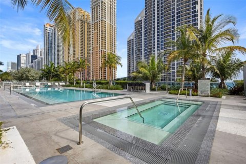 Condo in Sunny Isles Beach, Florida, 2 bedrooms  № 1998244 - photo 22