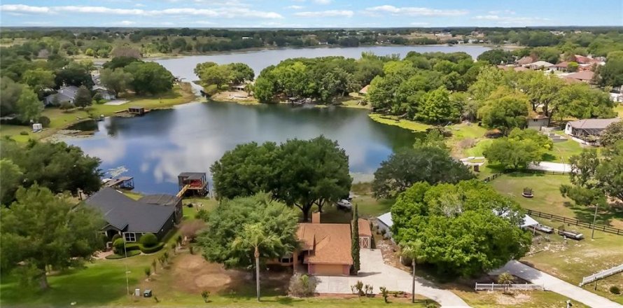 House in Clermont, Florida 3 bedrooms, 189.06 sq.m. № 2093157